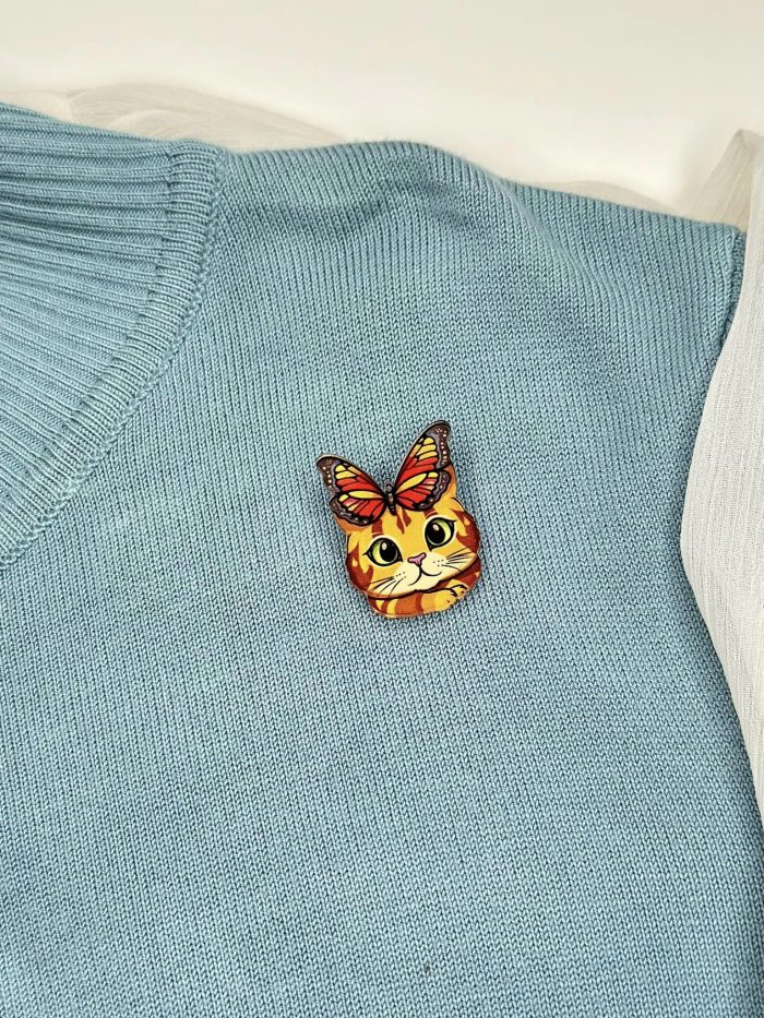 420192834_403419992251604_8762450356894514456_n-1.jpg Wooden cat face lapel pin